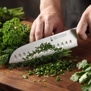 Cutit Santoku Profesional Decatails, Otel German 1.4116 Premium, 56–58 HRC, Maner Lemn Natural Abanos, Ascutire Manuala 15°